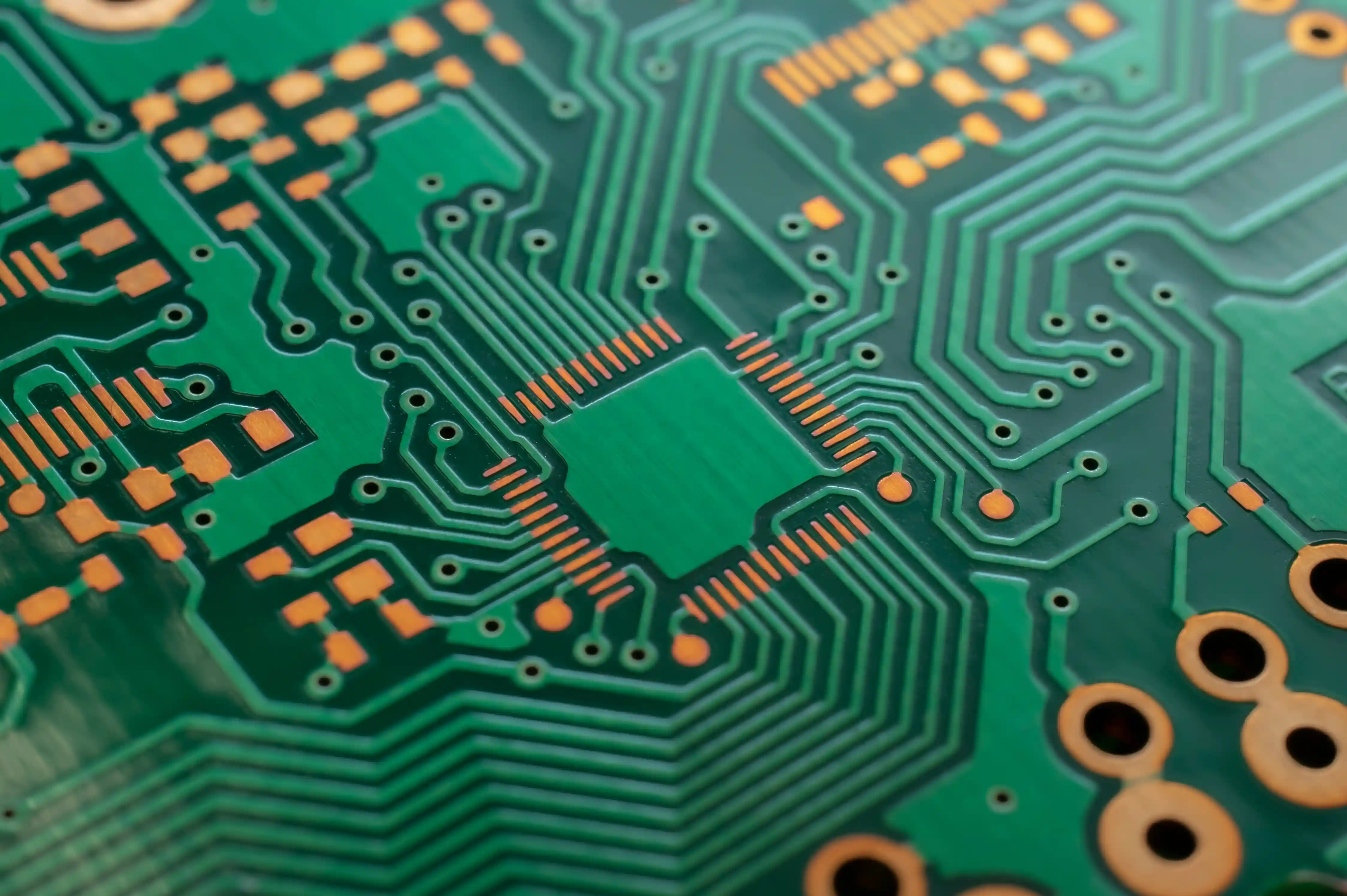 Žalios PCB grandinės detalė