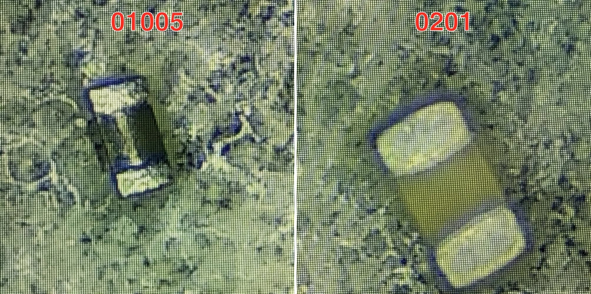 01005 ir 0201 komponentai palyginti vienas šalia kito pro gamybinį mikroskopą
