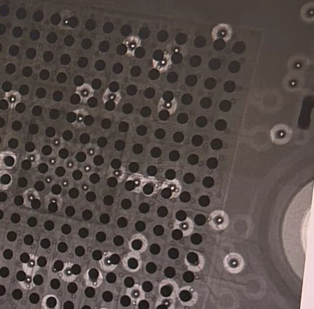 BGA rutuliukų masyvo X-Ray vaizdas, naudojamas paslėptų jungčių patikrai